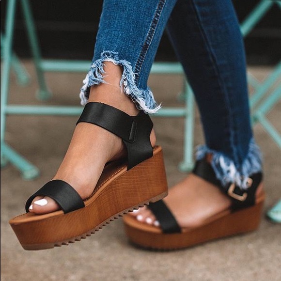 ‘The Isabella’ Platform Sandals In Black - Picture 5 of 7